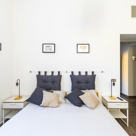 Hostly - Nicole Apartment Volturno- Full Rome Center Kültér fotó